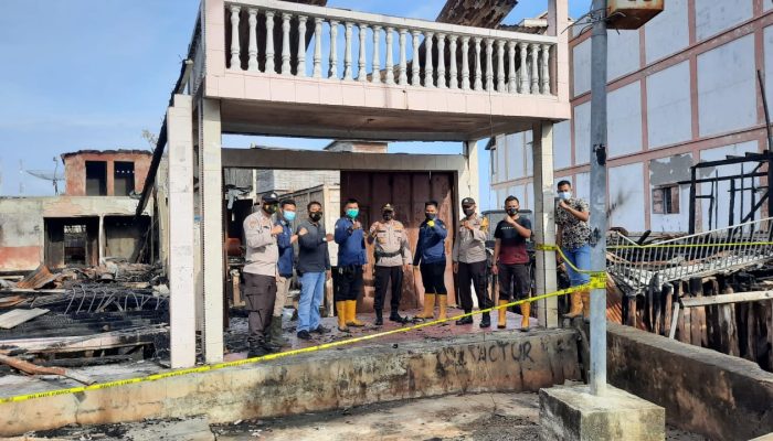 Polda Riau dan Polsek Merbau Gelar Olah TKP Kebakaran Empat Ruko Di Teluk Belitung