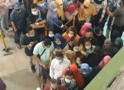 Kerumunan Masa Terjadi di Gerbang Pintu Masuk MTC Giant Panam