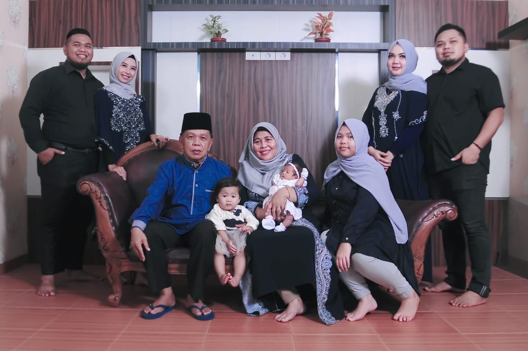 AKBP (Purna)H.Asmar beserta istri dan tiga orang anaknya