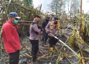 Kapolres Ikut Berjibaku Padamkan Karhutla di Tasik Putripuyu