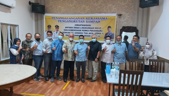 Teken Kontrak Dengan DLHK Pekanbaru, Dua Perusahaan Pemenang Lelang Pengangkutan Sampah Siap Kerja