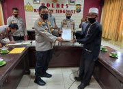 Tokoh Adat dan Pemerintah Kecamatan Inuman Serahkan SKGR Ke Polres Kuansing