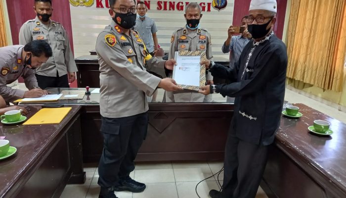 Tokoh Adat dan Pemerintah Kecamatan Inuman Serahkan SKGR Ke Polres Kuansing