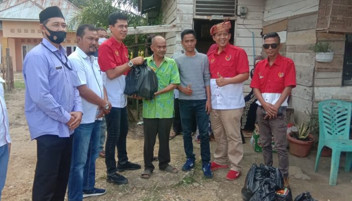 DPC PWRI Kuansing Beri Bantuan Sembako Ke Warga Kurang Mampu Di Kuantan Tengah