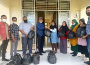 Kasi Pidsus Kejari Kuansing Dan DPC PWRI Kuansing Sebar Paket Sembako Di Desa Jake