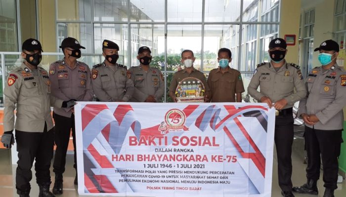 HUT Bhayangkara, Kapolsek Tebingtinggi Barat Kasih Bingkisan Untuk Nakes