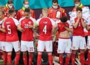 Gelandang Tim Denmark Kolaps, Laga Grup B Denmark vs Finlandia Tertunda Sesaat