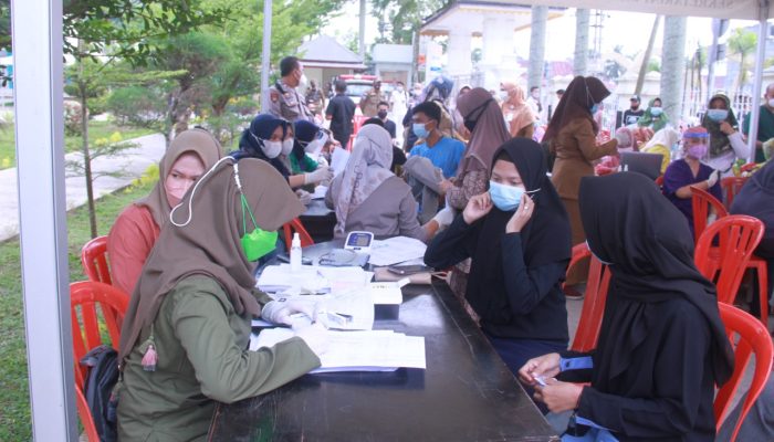 Wabup Tanjabbar Pantau Vaksinasi Kelompok Lansia