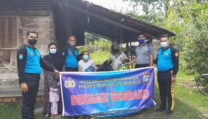 Senyum Bahagia Sikim dan Istri Terima Bantuan Sembako dari Polisi