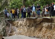 Akibat Curah Hujan Tinggi, Jalan Di Desa Pulau Kedundung Kuansing Amblas