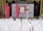 Bhayangkari dan Polwan Polres Kampar Bagikan Ratusan Paket Sembako Untuk Masyarakat Terdampak Covid-19
