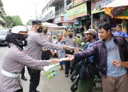Cegah Penyebaran Covid-19, Kapolresta Pekanbaru Bagikan Masker dan Imbau Warga Patuhi Protokes