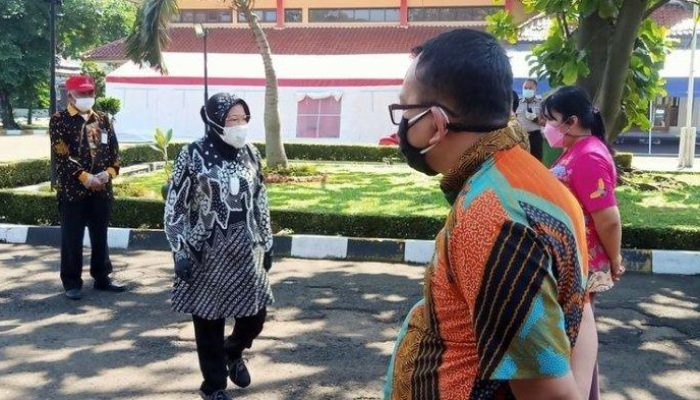 Mensos Risma Marahi Pegawainya Saat Tinjau Dapur Umum Di Bandung