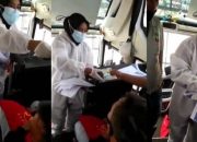 Viral!! Wanita Berpakaian Hazmat Jual Surat Bebas Covid di Dalam Bus
