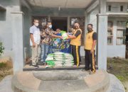 Kapolsek Tapung dan FKPPI Desa Gading Sari Serahkan Bantuan Untuk Purnawirawan dan Warakawuri