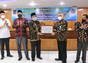 Bupati Tanjabbar Terima Piagam WTP Dari 2020
