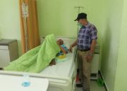 Jamaludin Ketua LSM PKPP Jenguk Korban Terkaman Buaya di Meranti