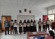 Peringati Hari Pahlawan, Bhabinkamtibmas di Rangsang Ini Bagikan Poster kepada Murid SD
