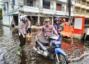 Wujud Polisi Peduli Keselamatan, Personel Satlantas Bantu Warga Lewati Jalan Terendam Banjir