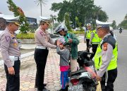 Dirlantas Polda Riau Bagikan Helm Gratis & Ajak Pengendara Jadi Pelopor Keselamatan