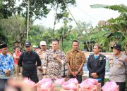 Bupati Adil Serahkan 305 Paket Sembako untuk Warga Terdampak Banjir Kundur