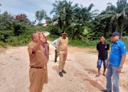 Ketua KNPI Kulim Dampingi Camat Tinjau Lokasi Longsor Dan Banjir