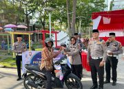 Personel Ops Tertib Ramadan Polres Meranti Bagikan Takjil Gratis kepada Pengguna Jalan