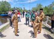 Plt. Bupati Asmar Tinjau Sejumlah Jalan dan Jembatan Rusak di Meranti