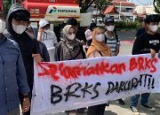 Sejumlah Massa Forum Mahasiswa dan Pemuda Riau Datangi Bank Riau Kepri Syariah
