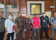 Tim Tabur Kejaksaan Agung RI Serah Terima Tersangka F Ke Tim Penyidik PIDSUS Kejari Kepulauan Meranti
