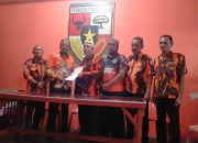 Akan Menggelar Muscab, Ketua MPC PP Asnan Mahadar Bersama Pengurus Cabang Serahkan SK OC Pada Suharto