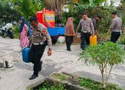 Satlantas Polres Meranti Berbagi Air Bersih kepada Warga Kurang Mampu