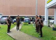 Kepala Kejaksaan Tinggi Riau meninjau Ruangan Media Center Kejaksaan Tinggi Riau