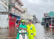 Kapolres AKBP Andi Yul Turun Langsung Pantau Kondisi Banjir, Dorong Motor Mogok Hingga Bersihkan Selokan