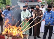 Kajati Riau Hadiri Kegiatan Ekspose Pemusnahan Barang Bukti Tindak Pidana Hasil Operasi Cipta Kondisi Polda Riau dan Penganugerahan Penghargaan Kapolda Riau kepada Forkopimda Provinsi Riau