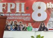 Ketua Presidium FPII Serahkan Sertifikat Kepada Peserta MUKERNAS FPII Ke-VII dan HUT FPII Ke-8 di Jakarta
