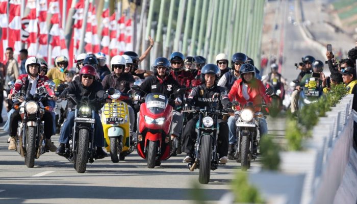Presiden Jokowi Naik Motor Tinjau Jalan Tol IKN dan Resmikan Jembatan Pulau Balang