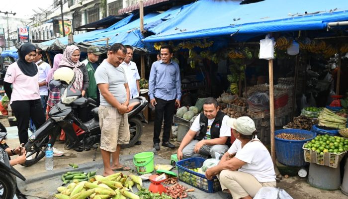 Blusukan ke Pasar Ujung Batu, Abdul Wahid Janji Stabilkan Harga Pasar