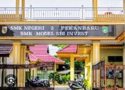 Kasek SMK N 2 Pekanbaru Layak Mendapatkan Reward Atas Kinerjanya, Meskipun Tahan Ijazah Anak Wartawan
