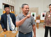Cagubri Abdul Wahid Gunakan Hak Suaranya di TPS 15 Kel. Tangkerang Labuay