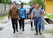 Meskipun Gerimis, Abdul Wahid Bawa Istri Jalan Kaki Menuju TPS