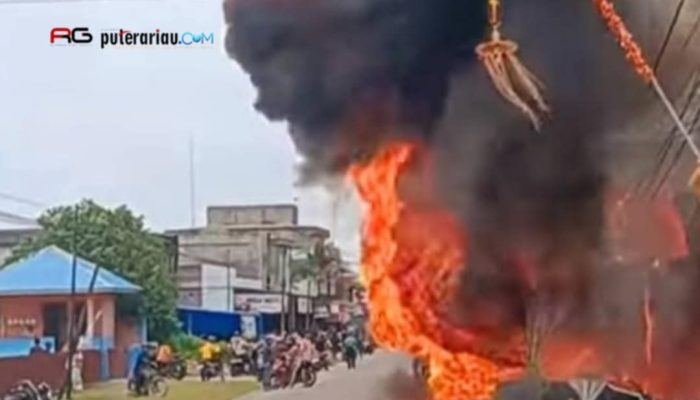 Kebakaran Melanda Area di Depan Gudang Bulog Tembilahan Hulu